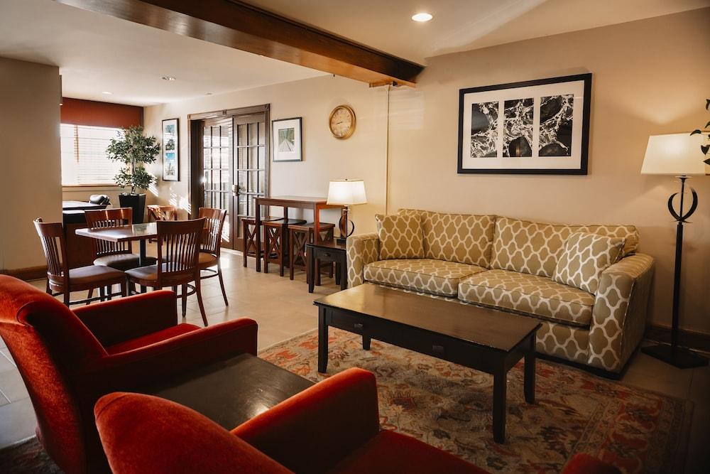 Travelodge Suites By Wyndham Regina - Eastgate Bay Экстерьер фото