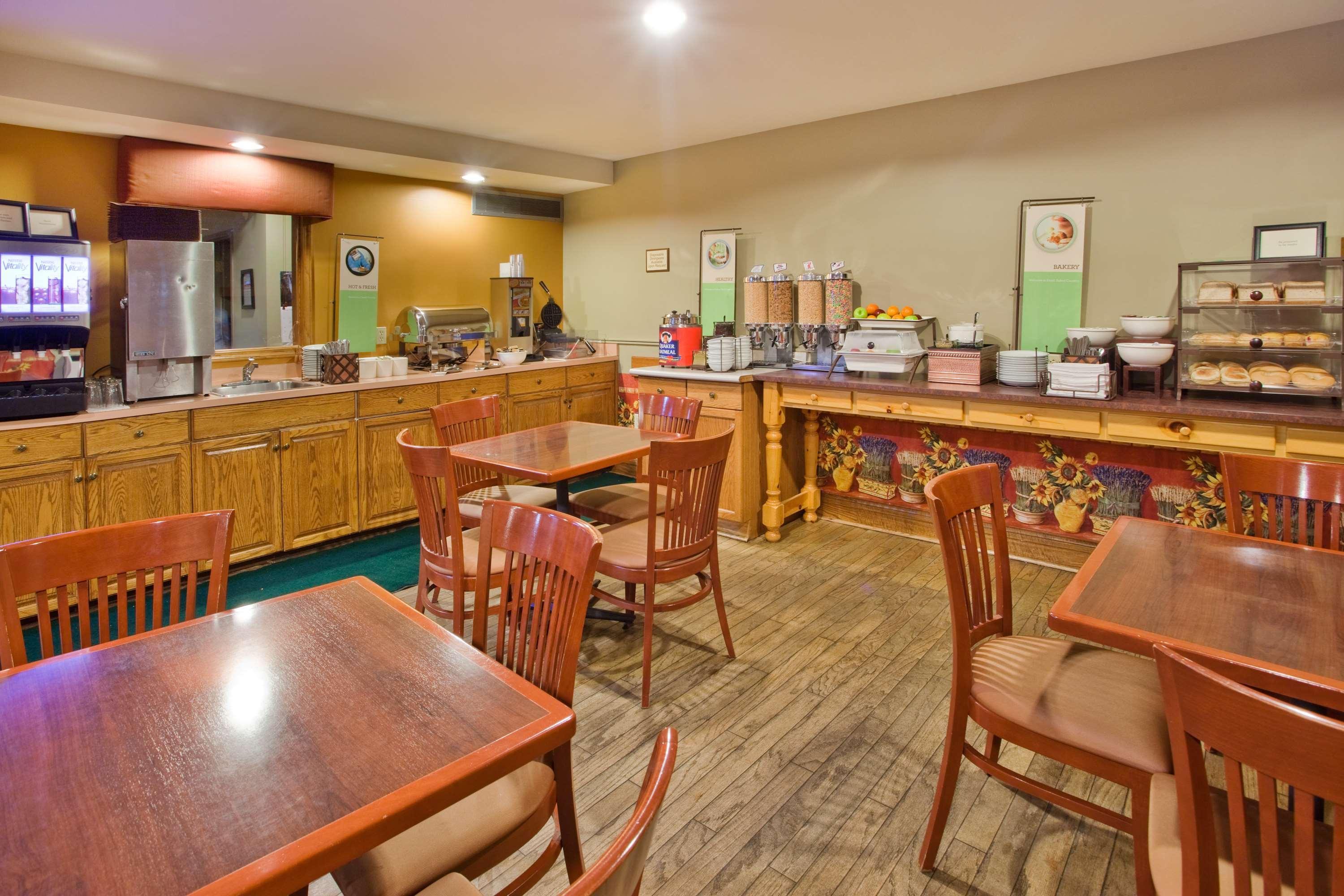 Travelodge Suites By Wyndham Regina - Eastgate Bay Экстерьер фото