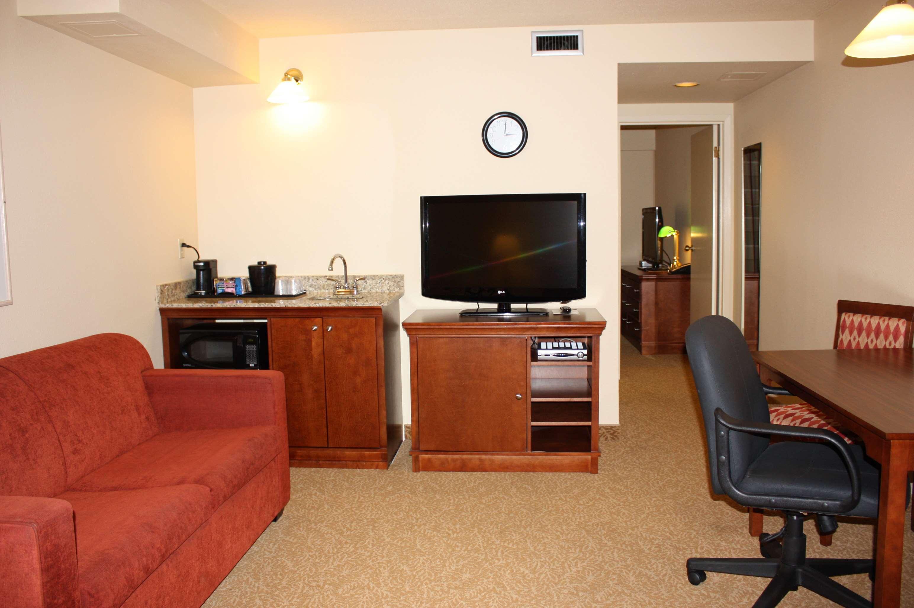 Travelodge Suites By Wyndham Regina - Eastgate Bay Экстерьер фото
