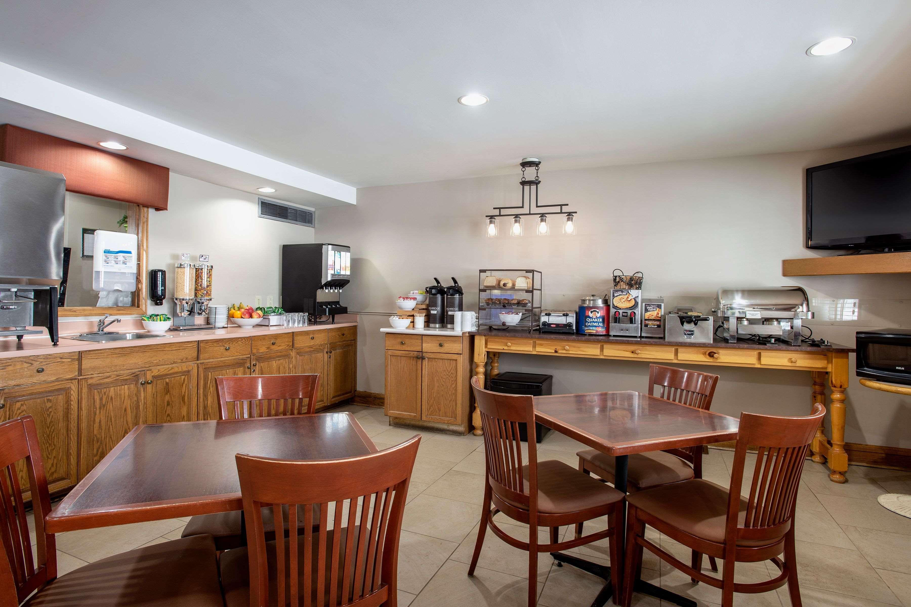 Travelodge Suites By Wyndham Regina - Eastgate Bay Экстерьер фото