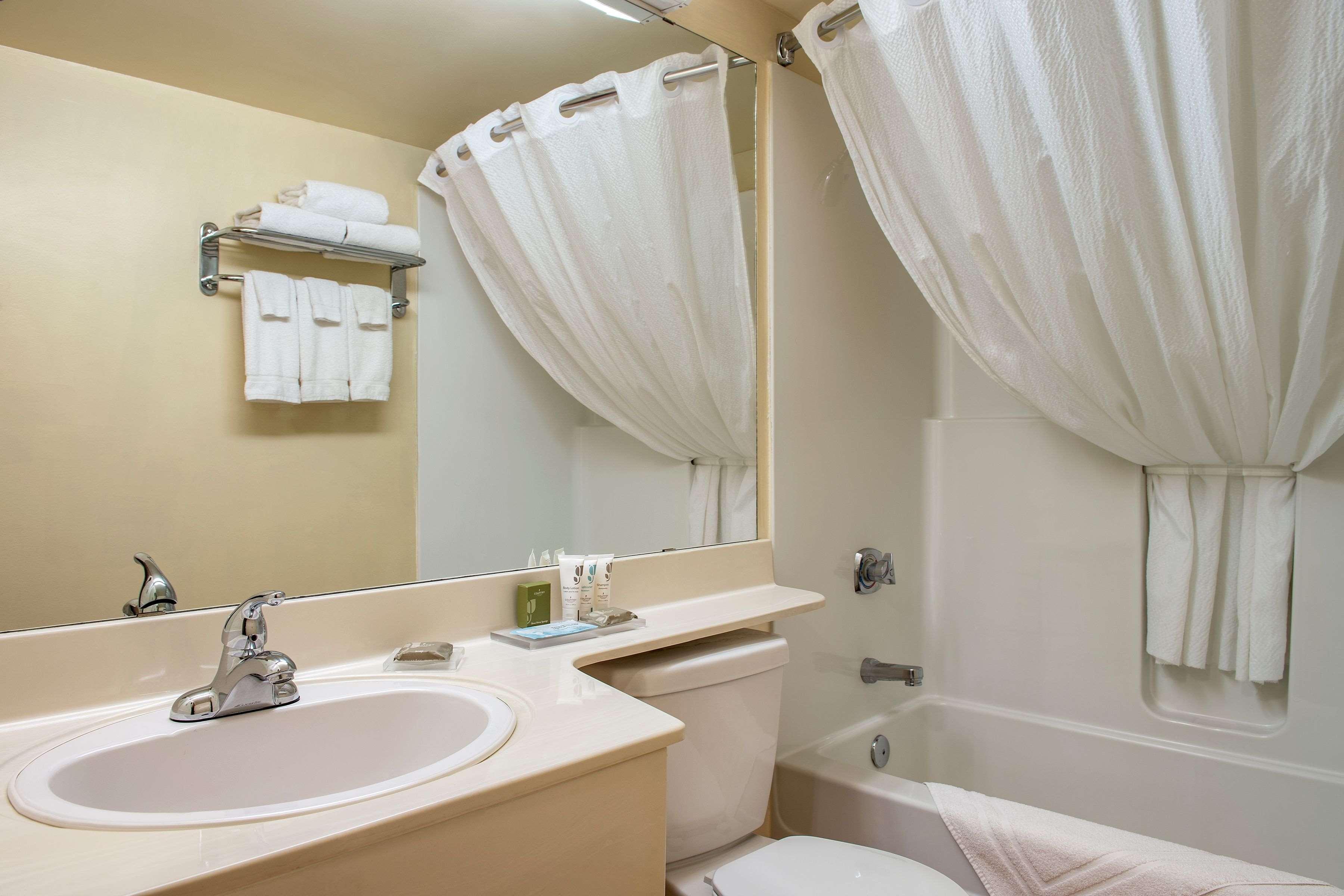 Travelodge Suites By Wyndham Regina - Eastgate Bay Экстерьер фото