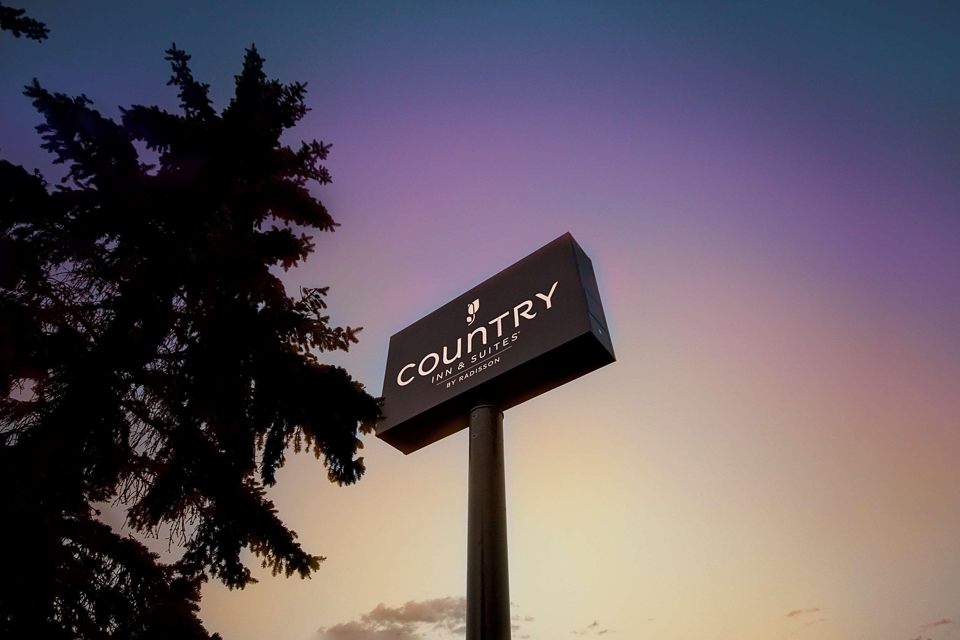 Travelodge Suites By Wyndham Regina - Eastgate Bay Экстерьер фото