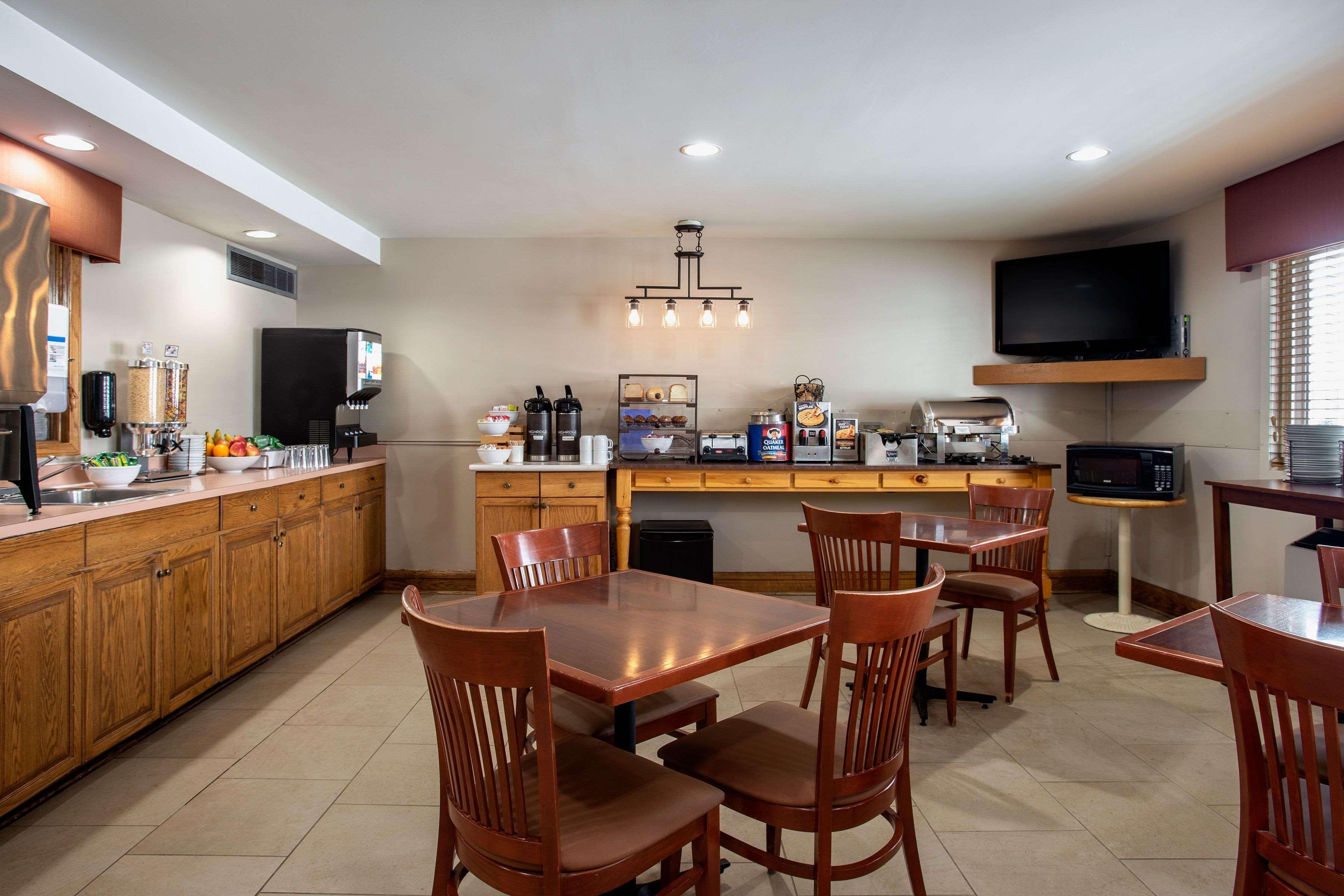 Travelodge Suites By Wyndham Regina - Eastgate Bay Экстерьер фото