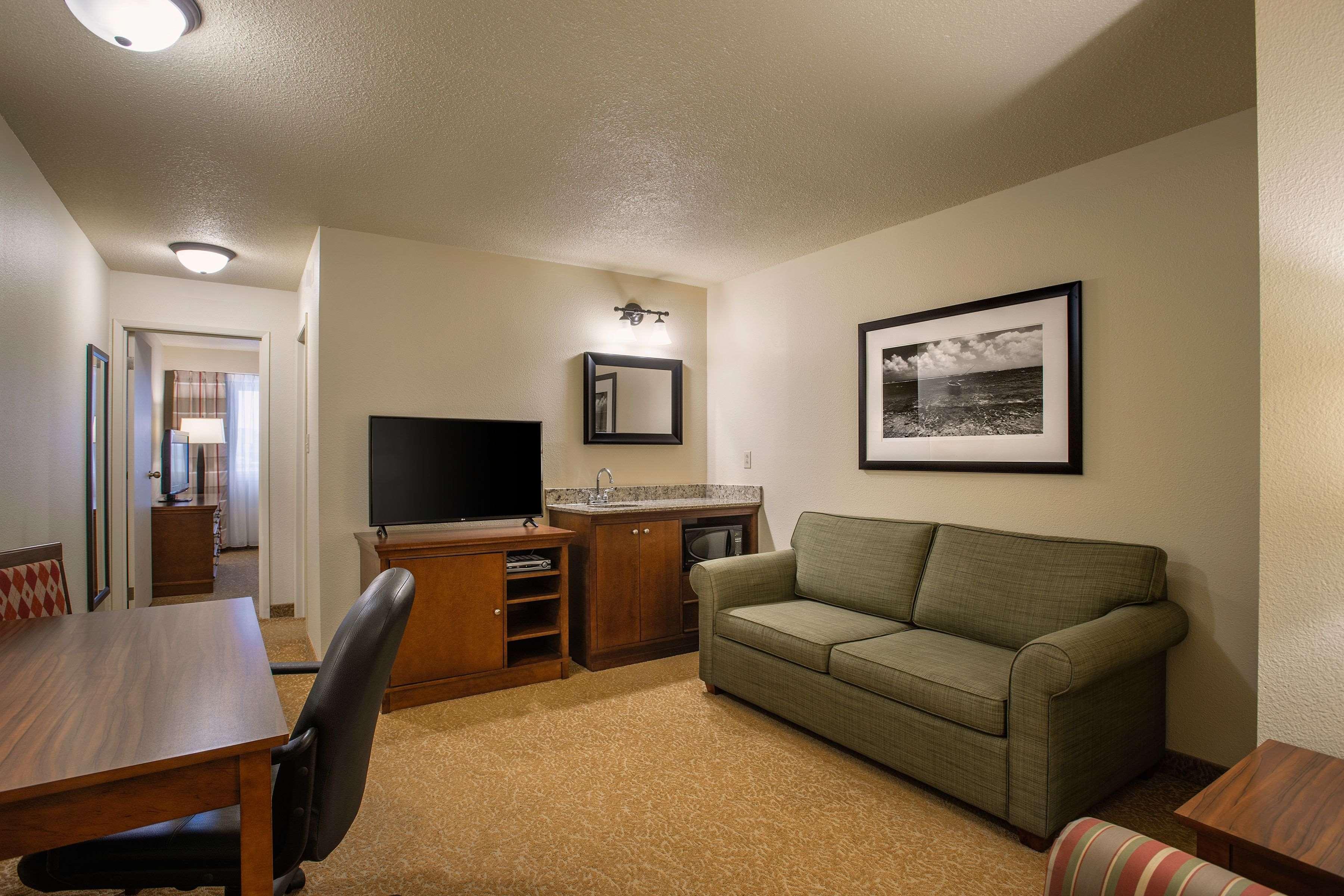 Travelodge Suites By Wyndham Regina - Eastgate Bay Экстерьер фото